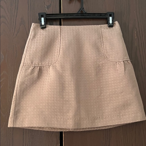 H&M Dresses & Skirts - H&M camel, textured mini skirt. Size 4